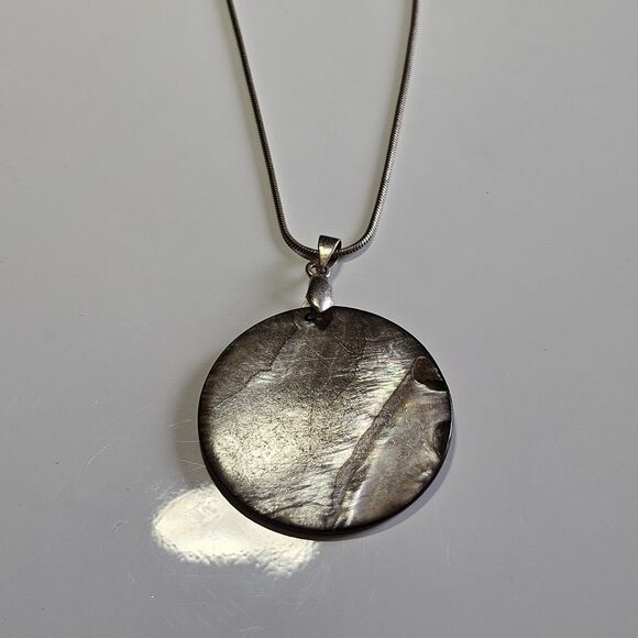 Sterling Silver Mother Of Pearl Pendant On 32" Chain - Picture 14 of 14
